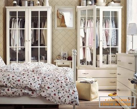 Exquisite weiße Schlafzimmermöbel (Kleiderschränke und Kommode)