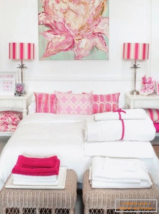 Weißes Schlafzimmer mit rosa Akzenten
