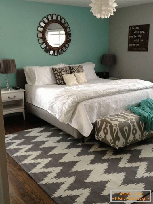 Zarte Töne und schöne Muster im Design des Schlafzimmers