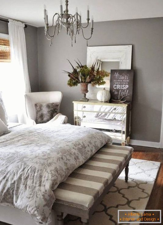 Elegantes Schlafzimmer mit einer schön gestalteten Kommode