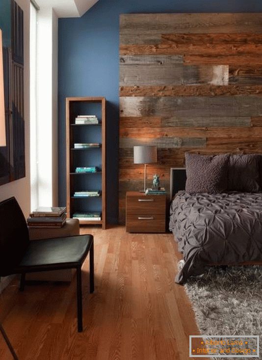 Großes Kopfteil aus Holz und stilvolle Möbel im Schlafzimmer