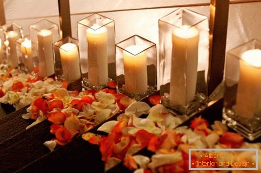 Hausdekoration mit Blumen und Kerzen für Valentinstag