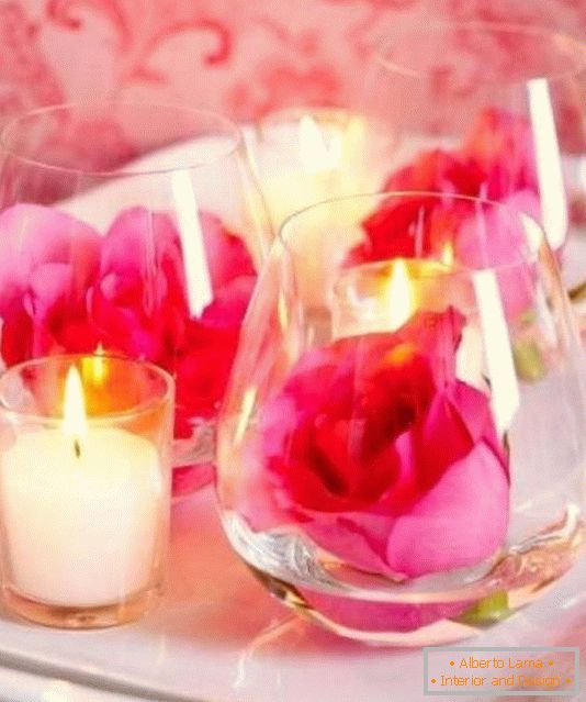 Blumen und Kerzen als Tischdekoration für den Valentinstag