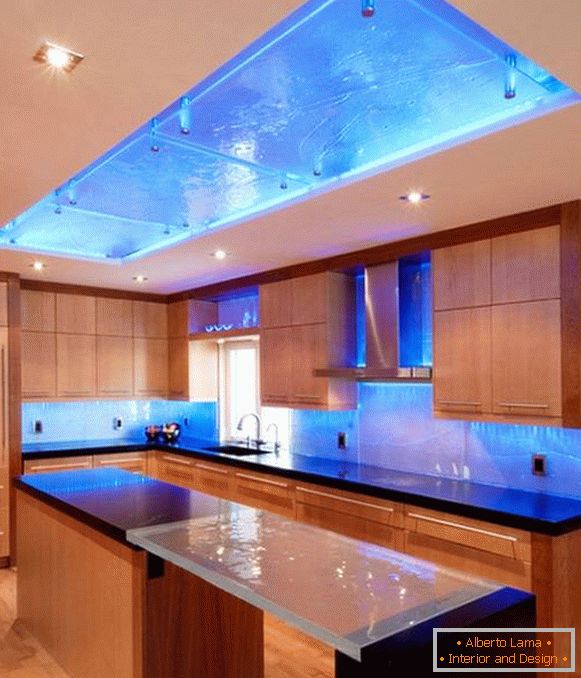 Küchendesign mit blauer Hintergrundbeleuchtung