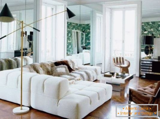 schönes Design-Zimmer mit Sofa