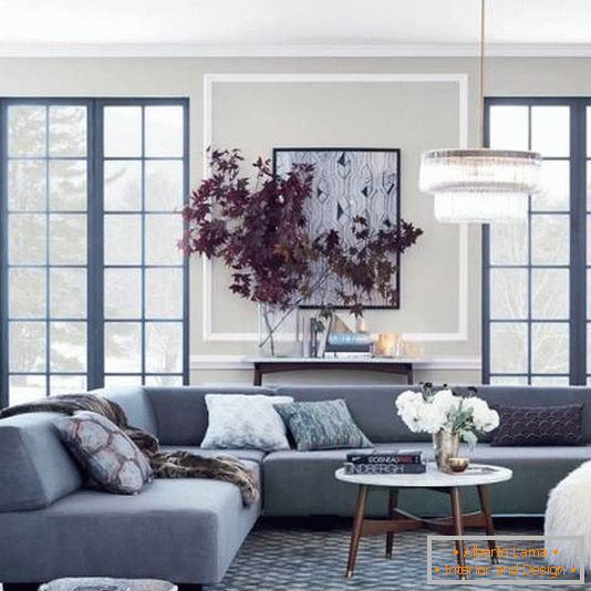minimalistisch geschnittenes Sofa