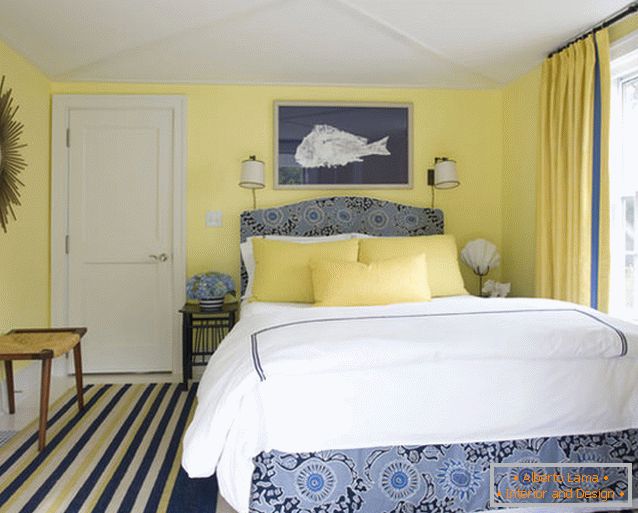 Charmantes Design eines kleinen Schlafzimmers in blauen und gelben Farben