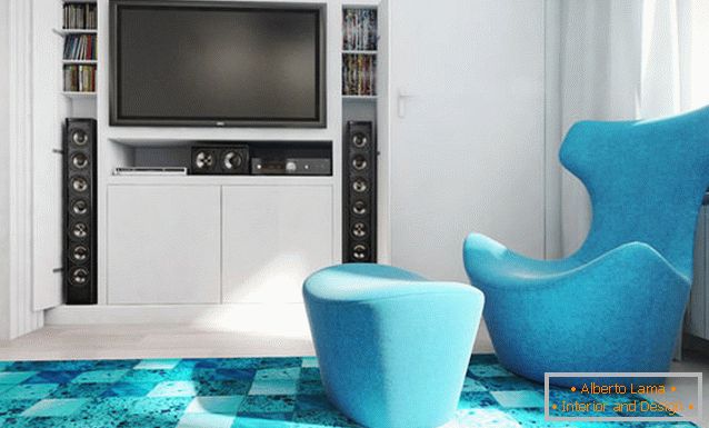 Ein erstaunliches Duo von weißem und sattem Blau im Design des Wohnzimmers