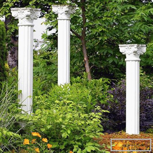 Säulen als Gartendekoration