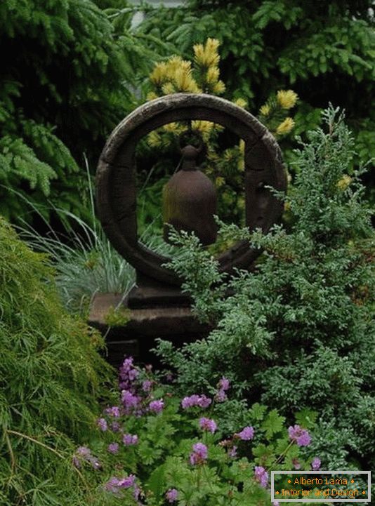Dekoration eines Hofes und eines Gartens mit alten Sachen