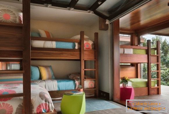 Helle zweistöckige Betten innerhalb und außerhalb des Zimmers
