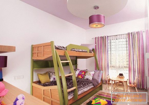 Zweistöckiges Bett in einem Kinderzimmer für Mädchen