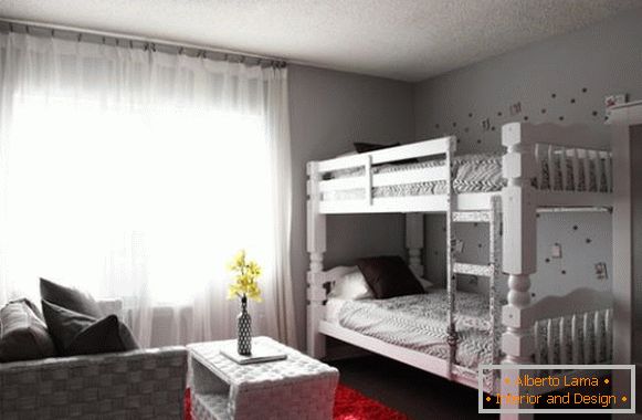 Elegantes Schlafzimmer in weißer Farbe