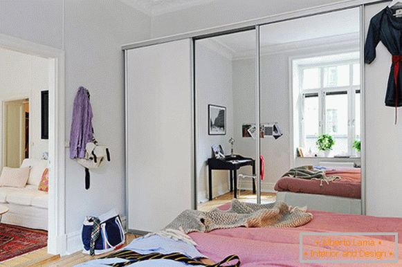 Schlafzimmer einer kleinen Wohnung in Schweden