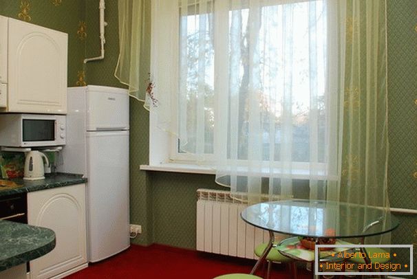Kühlschrank in der kleinen Küche