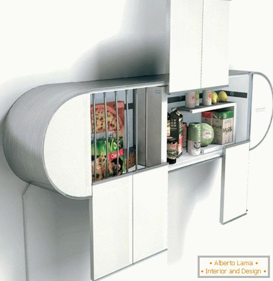 Kleiner Kühlschrank an der Wand