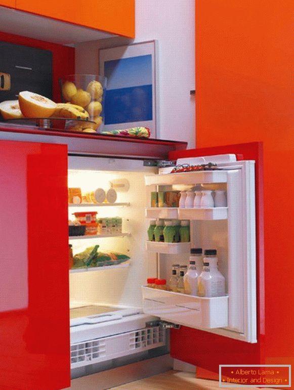Kühlschrank in der kleinen Küche
