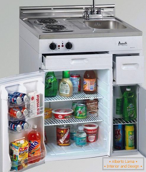Eingebauter Kühlschrank unter der Spüle