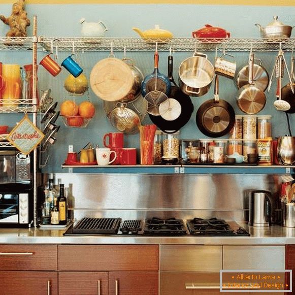 Offene Regale mit Geschirr in der Küche Design