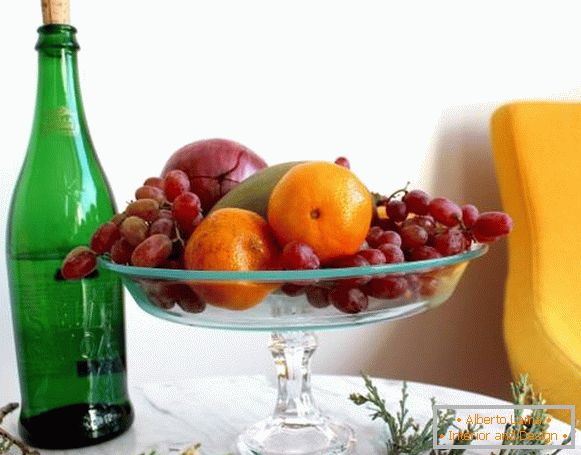Frucht auf einem Glasstand im Küchendesign