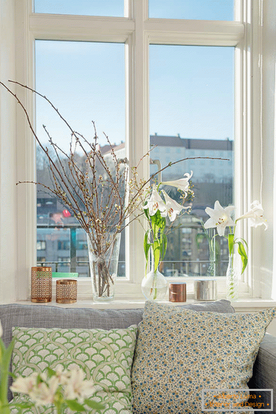 Dekoration eines Fensterbretts mit Blumen