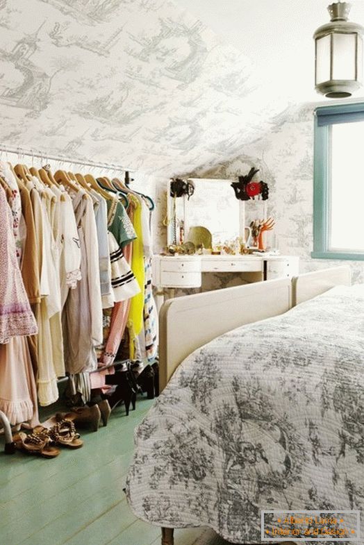 Kleiderschrank im Schlafzimmer