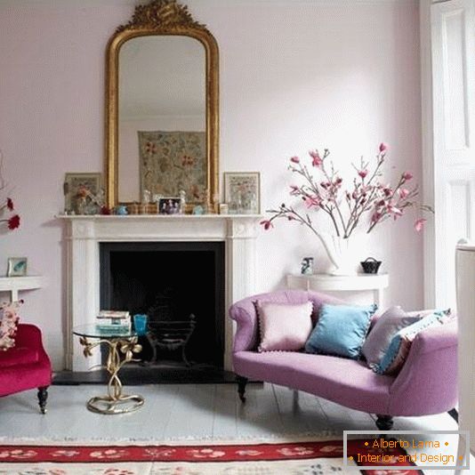 Romantisches Design des Wohnzimmers in roten und violetten Tönen