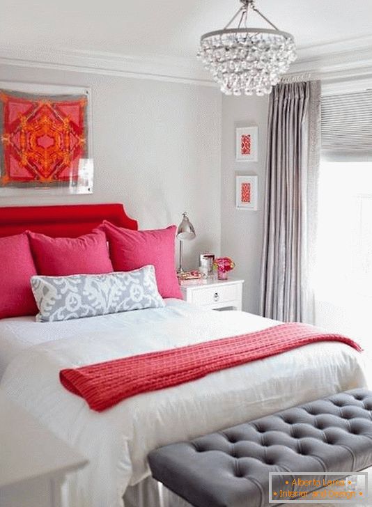 Die Kombination aus Rot, Pink und Grau im Schlafzimmer