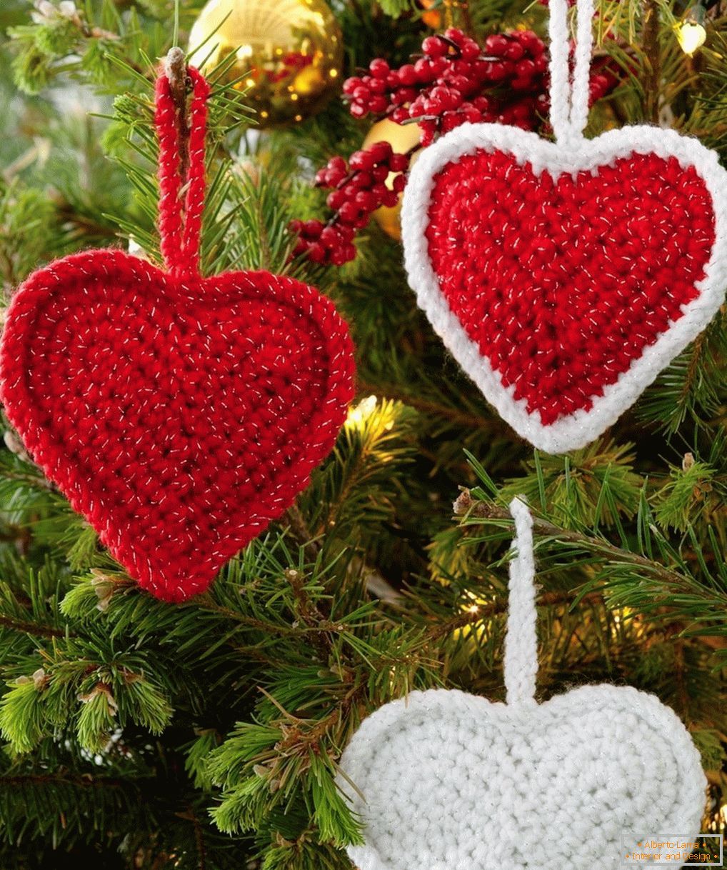 Gestrickte Herzen auf dem Weihnachtsbaum