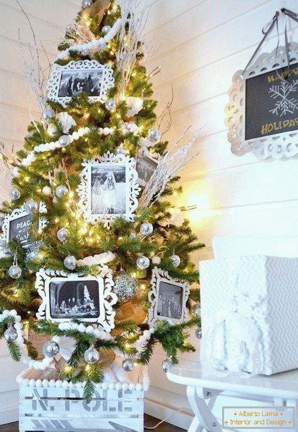 Dekoration eines Weihnachtsbaums mit Fotorahmen