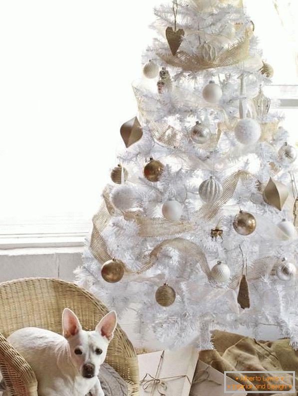 Weißer Weihnachtsbaum mit goldenen und weißen Kugeln