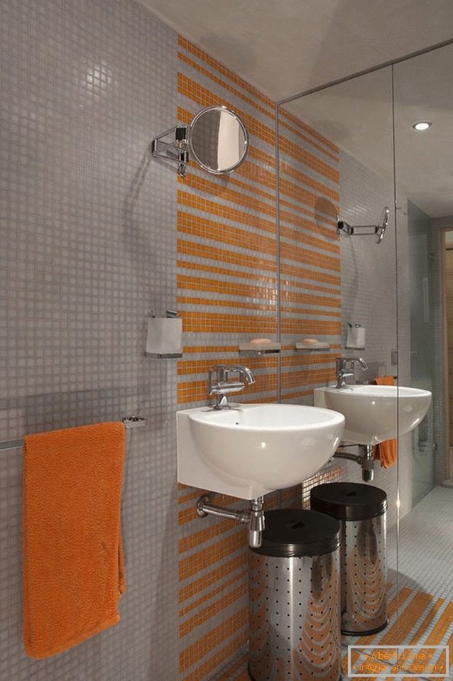 Innenraum eines kleinen Badezimmers kombiniert mit einer Toilette