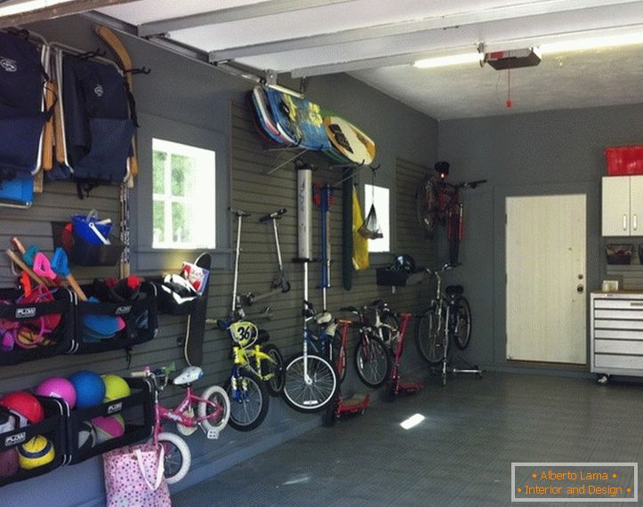 Fahrradhalter an der Wand in der Garage