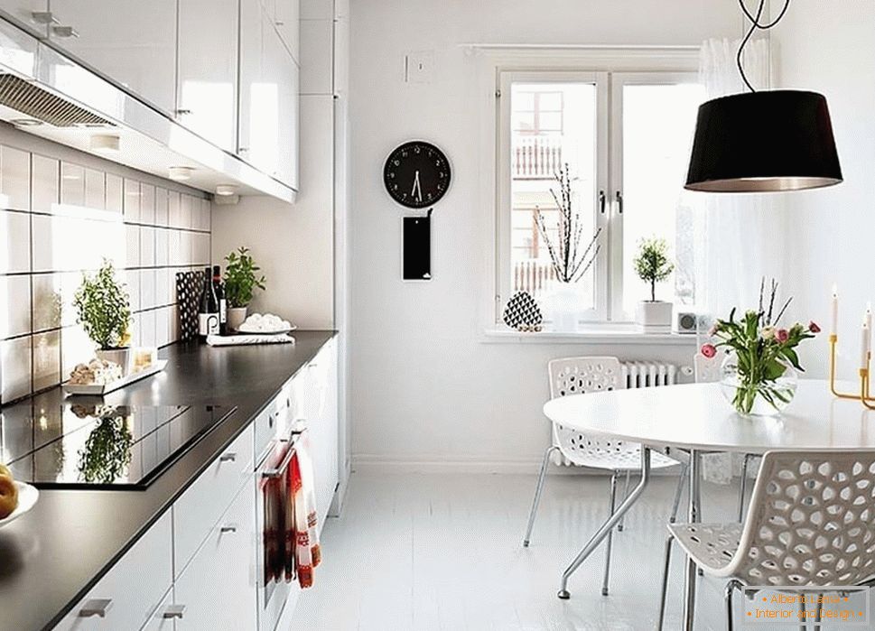 Kleine Küche in weißer Farbe