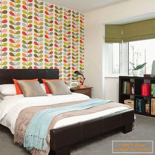 Schlafzimmerdesign in einem modernen Stil mit heller Tapete