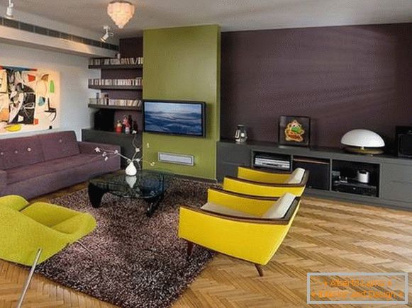 Design des Wohnzimmers mit gelben Möbeln