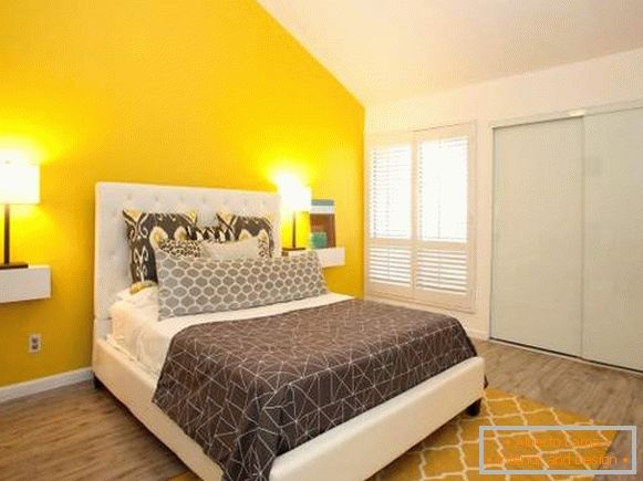 Gelbe Farbe im Inneren des Schlafzimmers