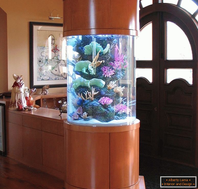Aquarium in Form einer Säule