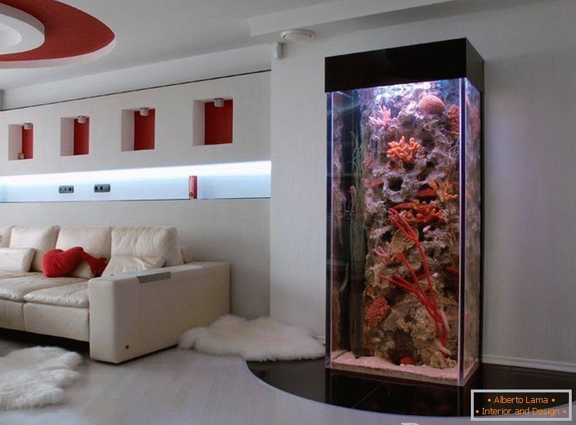 Großes Aquarium im Wohnzimmer