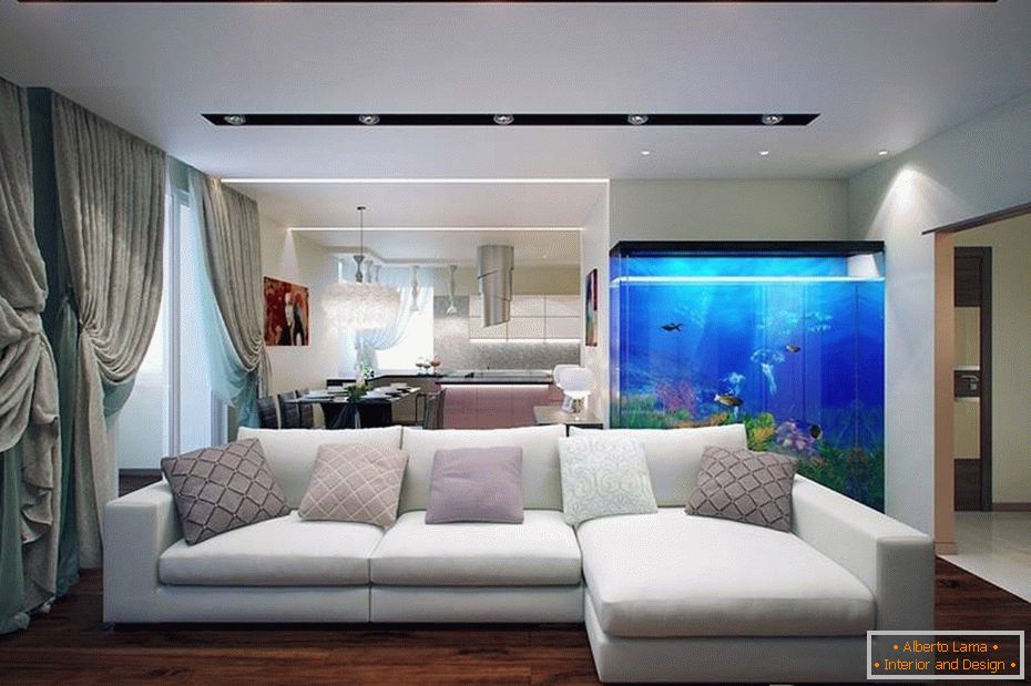 Schöner Innenraum des Wohnzimmers mit einem Aquarium