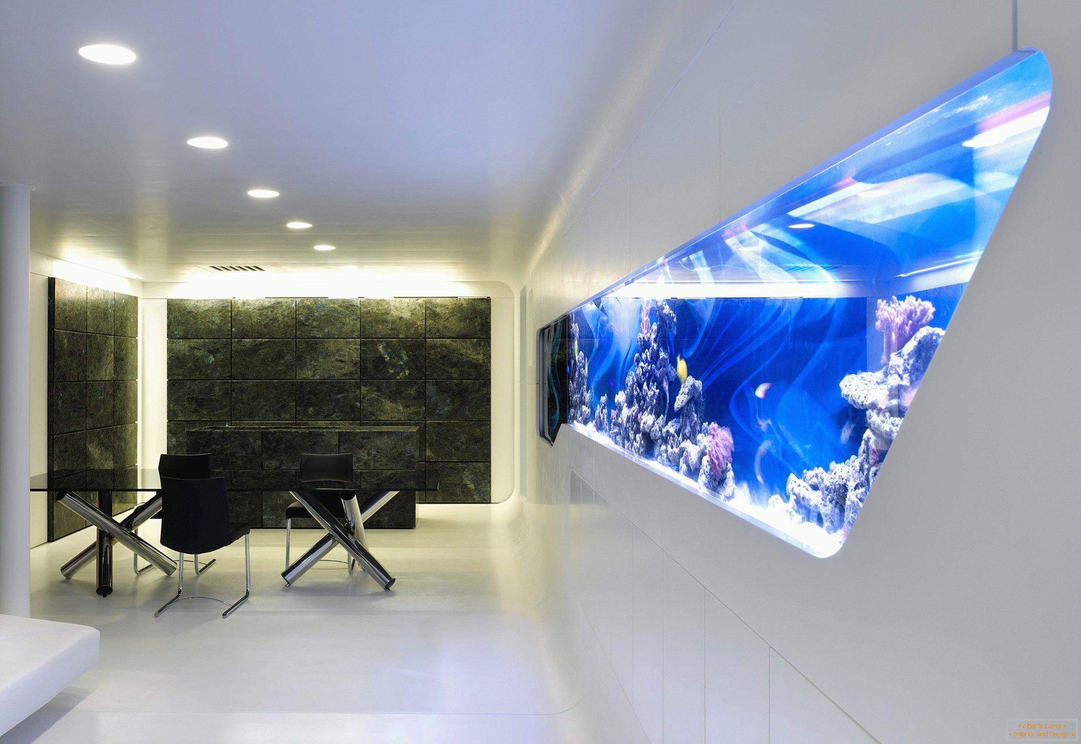 Moderner Innenraum mit Aquarium in der Wand