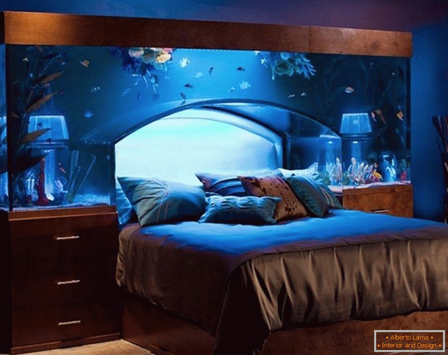 Aquarium über dem Bett