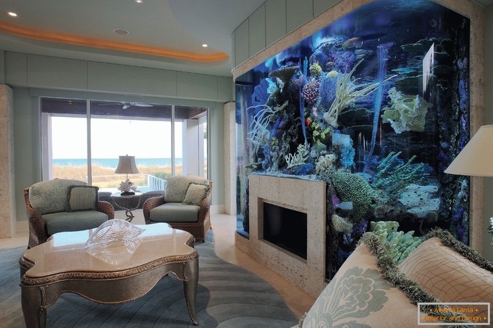 Aquarium mit Kamin im Wohnzimmer