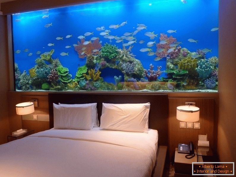 Aquarium am Kopfende des Bettes