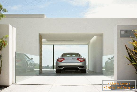 Auto in einer eleganten weißen Garage