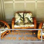 Schöne Sessel und ein Sofa aus Bambus