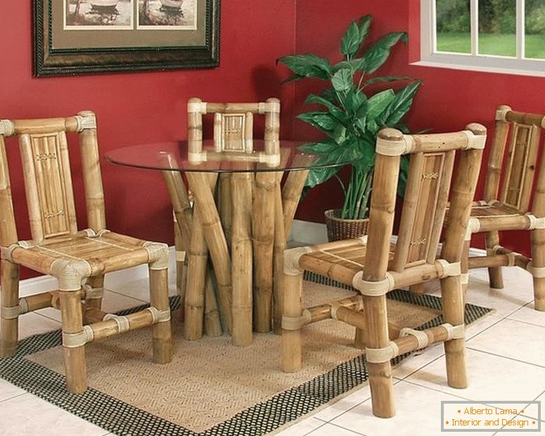 Tisch und Stühle aus Bambus