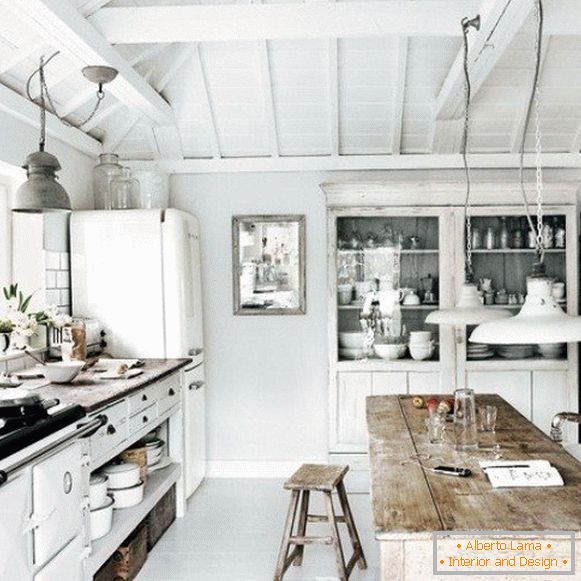 Weiße Küche in einem Holzhaus