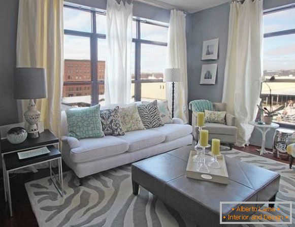 Weißes Sofa im Wohnzimmer mit grauen Wänden