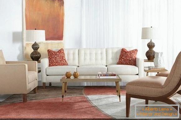 Weißes Sofa und beige Sessel in der Halle